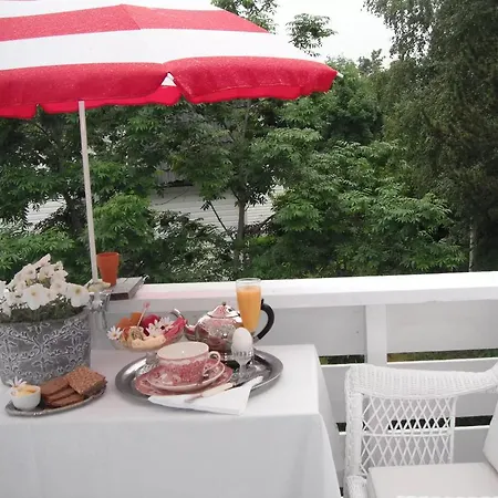 Bed Books & Breakfast Apartment