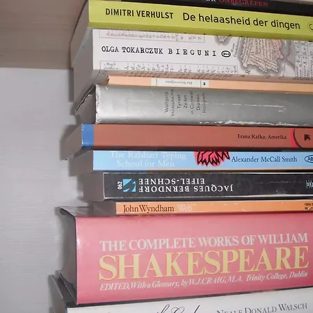 Bed Books & Breakfast *